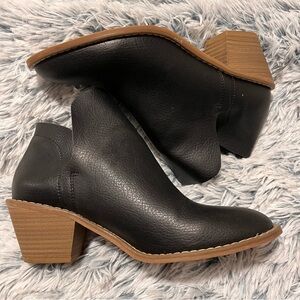 Universal Thread Indie faux leather heeled ankle booties Size 7.5